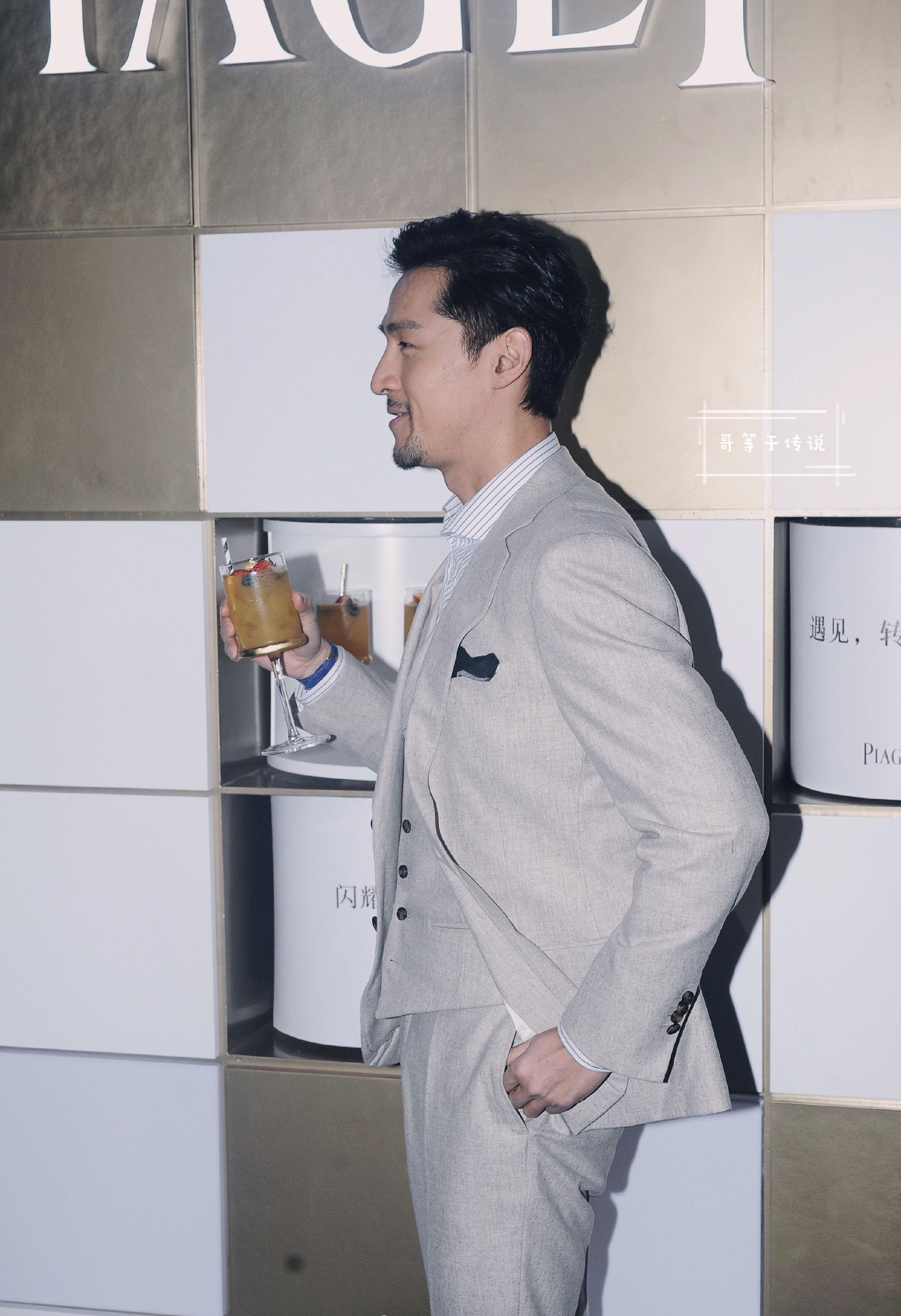 胡歌一身灰色西服优雅贵气留络腮胡显成熟气质