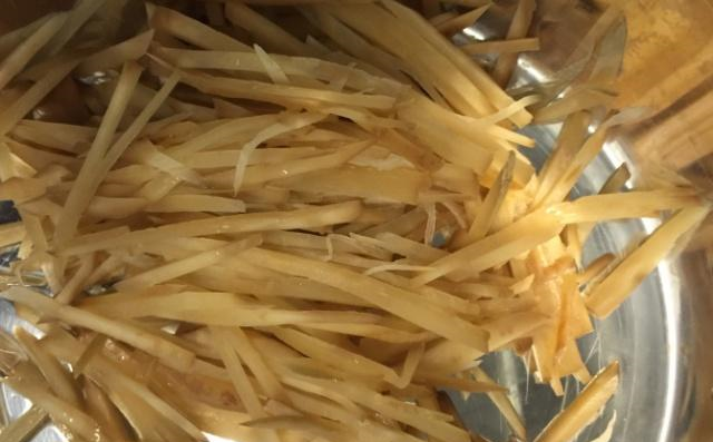 老奶奶街边卖“廉价”菜，不识货的嫌弃，我花50元连篮子承包了！休闲区蓝鸢梦想 - Www.slyday.coM