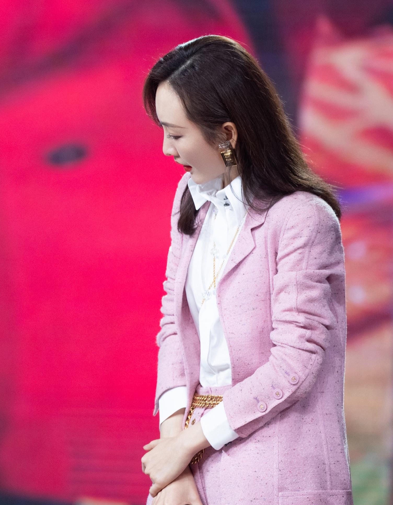 王鸥真百变,花呢外套配牛仔裤清爽时尚,双丸子头俏皮灵动很减龄|王鸥