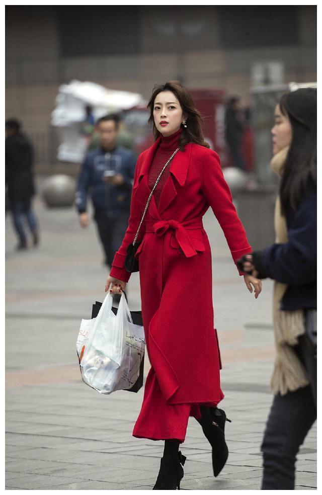 美女一身中国红完美演绎东方女性美