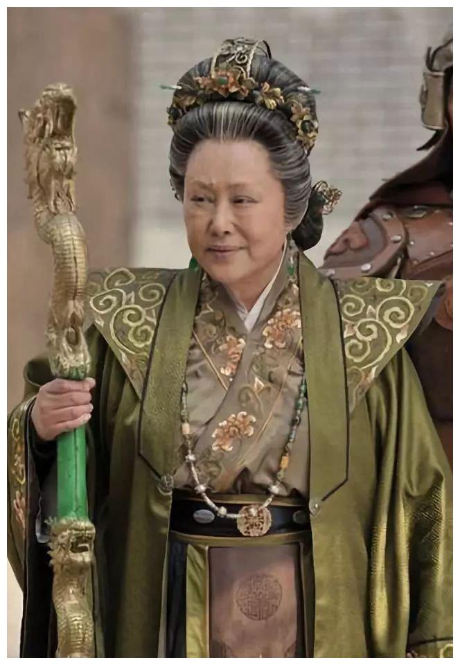 70岁斯琴高娃曾遭8年毒打,如今出门靠轮椅__财经头条