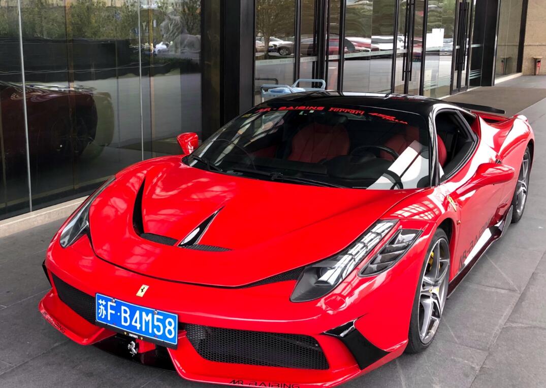 南通崇川区某酒店实拍法拉利458跑车车牌配车型恰好也是458
