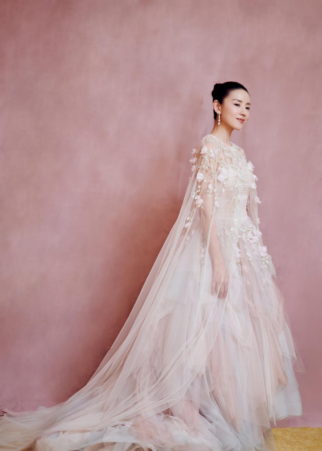 董洁的气质真的好纯,就算穿简单的黑色裙子,看着也不性感|董洁|礼服