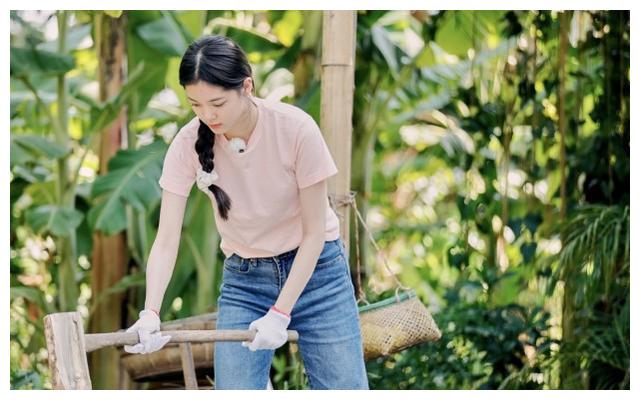 欧阳娜娜参加向往的生活扎低调麻花辫小公主也有普通一面