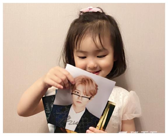 范志毅吐槽小女儿获鹿晗签名照:照片连我都不让碰 地位日益降低