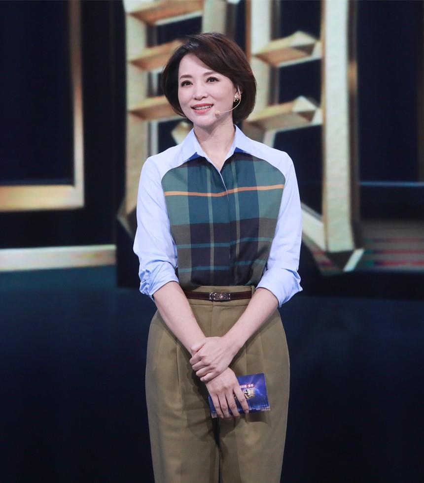 董卿穿格纹西装娴静端庄,美得知性大气__财经头条