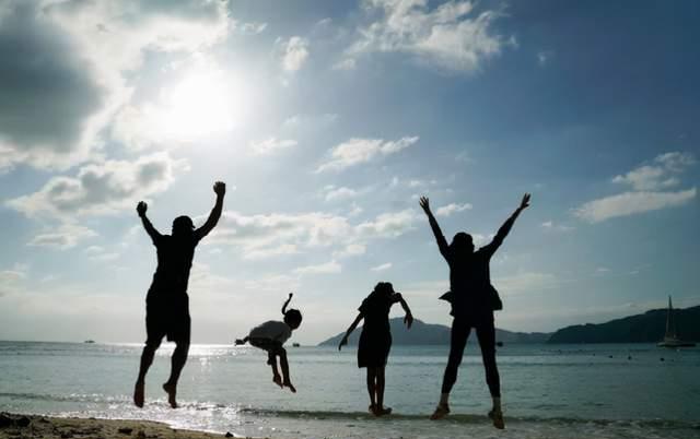 孙俪晒全家背影照带邓超和儿女去海边跨年一家人跳起来太高兴