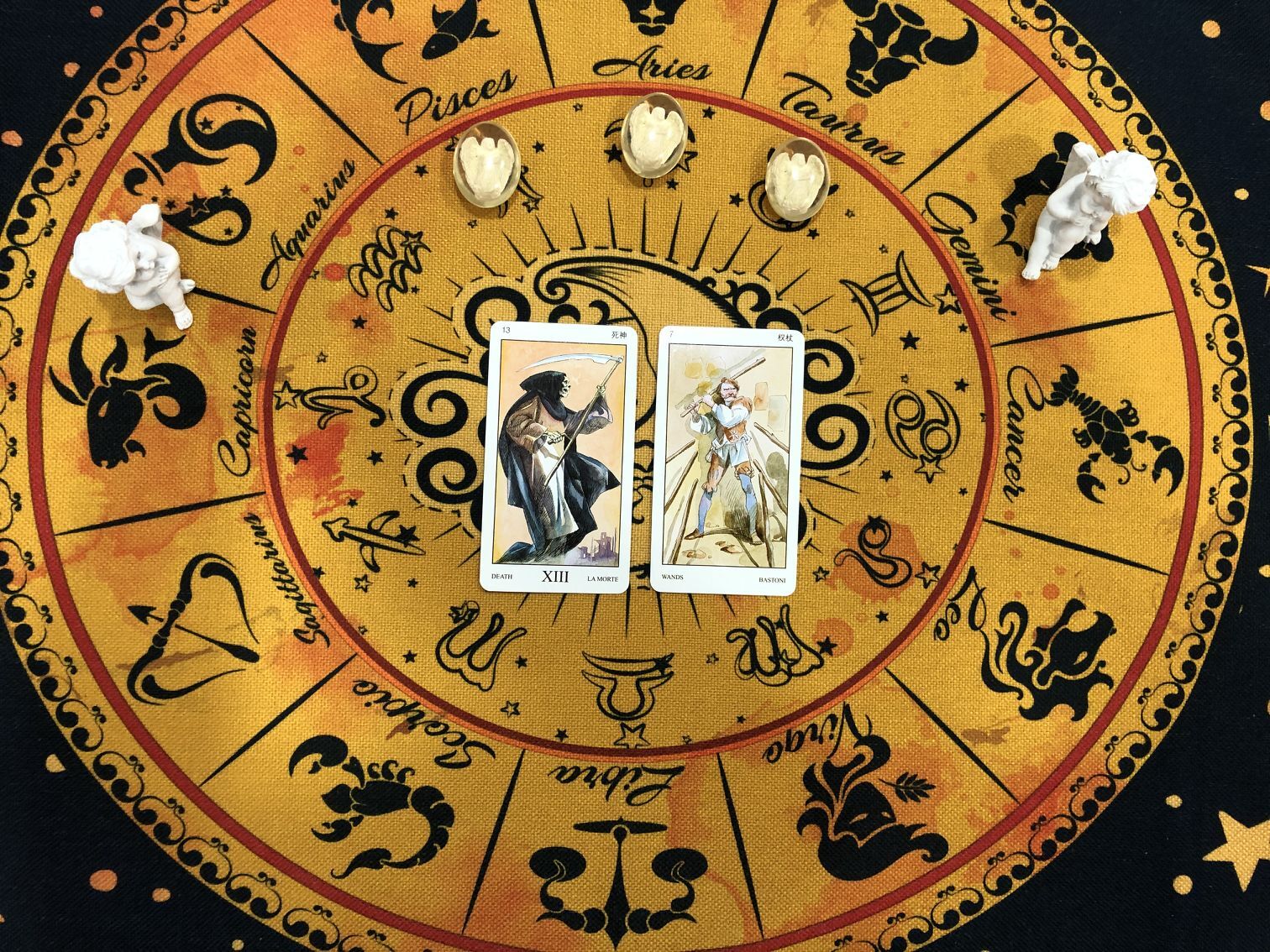 魔巫塔罗6月份天蝎座塔罗运势出现第三人陷入两难境地