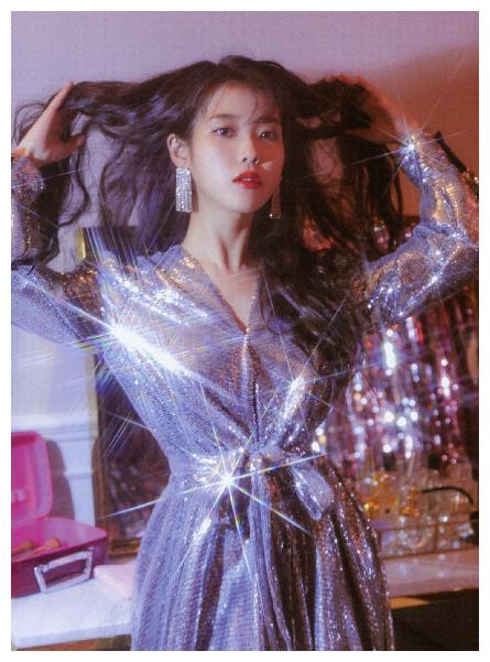 不愧是行走的衣柜看iu穿红色公主裙甜美气质让人心动