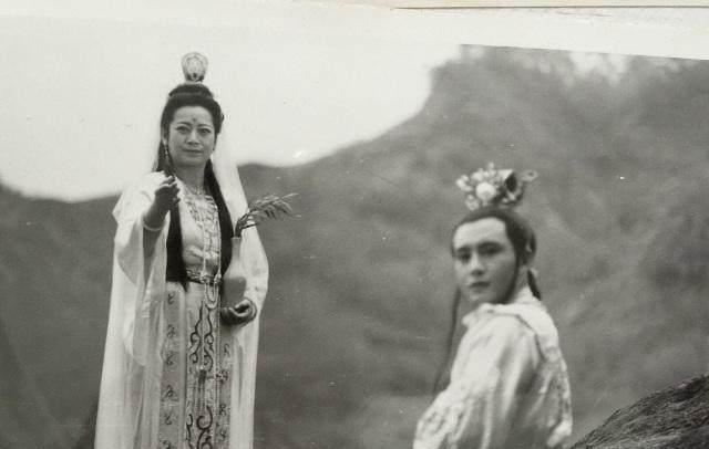 西游记珍贵剧照:六小龄童与杨洁导演合影,徐少华与观音菩萨合影