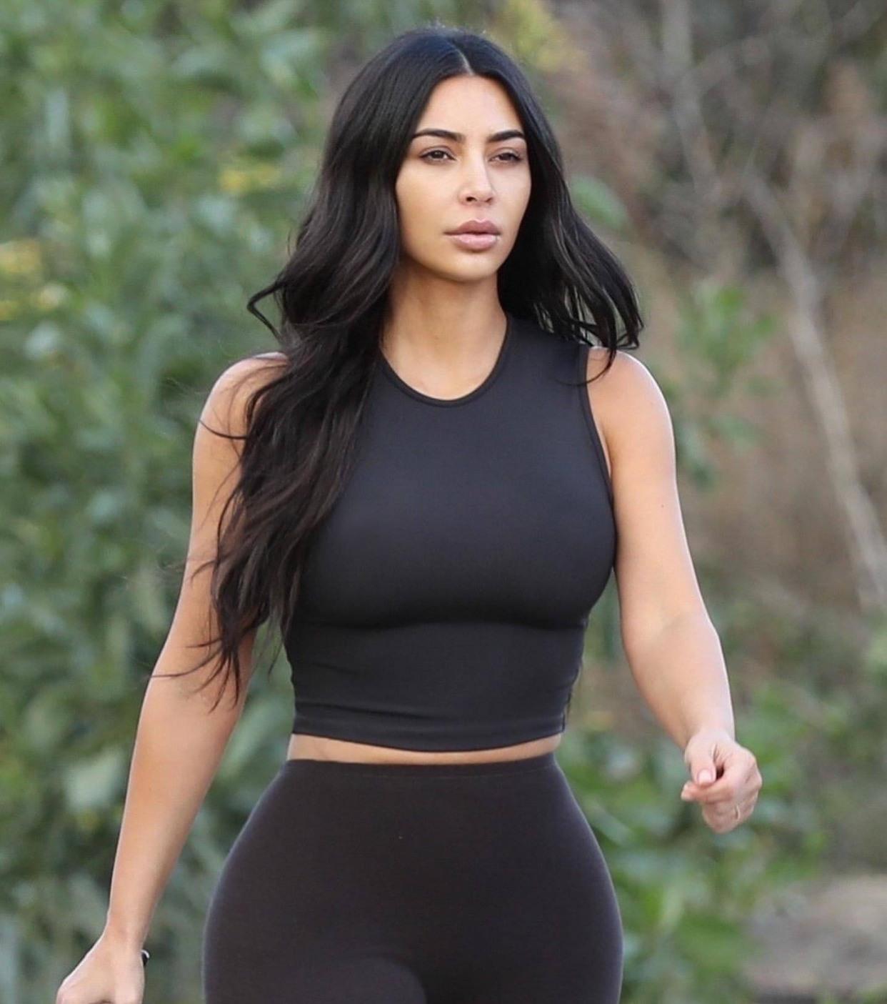 金·卡戴珊穿一身黑色紧身衣外出健身,蜂腰巨胯太有曲线感