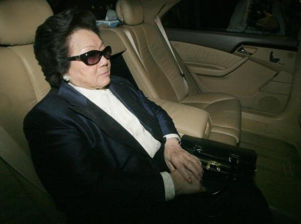 霍家子孙四代人送别吕燕妮,一家人和和气气,家族家风太赞了