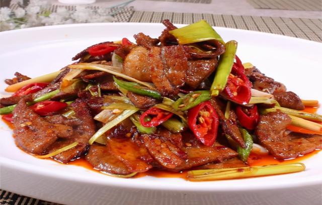 猪肝搭配少许五花肉片,干锅酱,辣椒圈炒制成菜,香鲜滋润,口味很棒