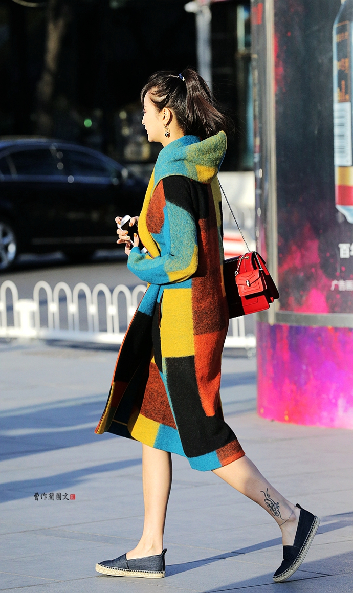 街拍选择渔夫鞋搭配秋装的美女