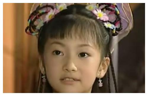 实际上余玥也是童星出身,1998年时年仅7岁的余玥便开始参演影视剧了