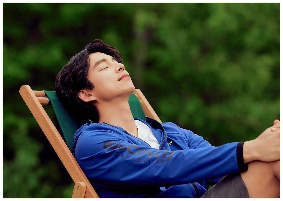 孔刘私下素颜曝光和同事旅行全程被拍做饭搬行李尽显暖男一面