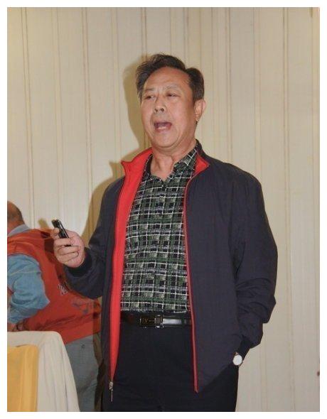 而像其子张学浩也从事了京剧行当,并且最初学武生后来改学的张派青衣.