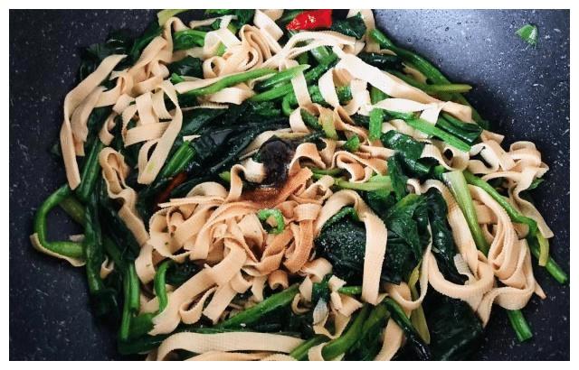 菠菜炒千张,春季养身食谱必须备,清肝润肺强身健体!