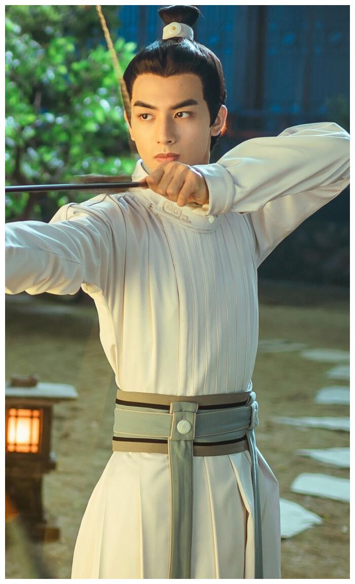 不得不说宋威龙的古装真是美男子一枚,而且今年宋威龙也很火哦,最近与