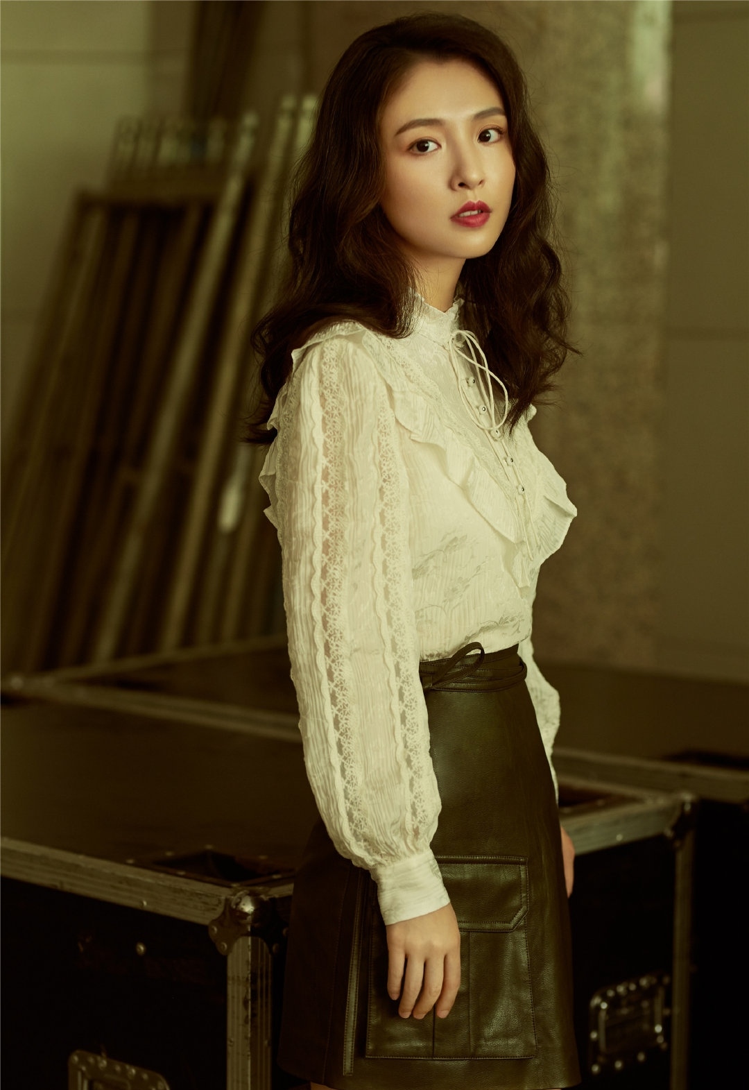 吴倩终于放弃伪素颜妆,首次尝试"熟女姨妈红",清纯感瞬间没了