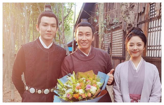 锦心似玉杀青谭松韵与导演携手切蛋糕剧组状态比海报更佳