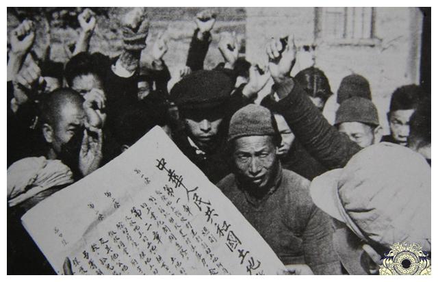 50年代批斗地主老照片:图3地主跪在批斗台上,图8百姓正在分东西