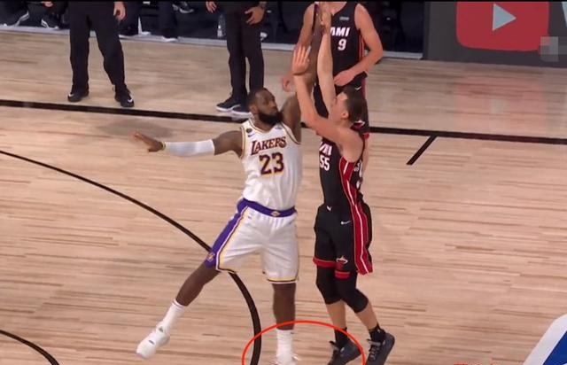 邓-罗也在向前跳 咋能说是詹姆斯垫脚?裁判不吹说明是正常接触