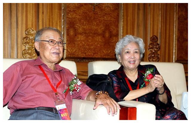 85岁谢芳荣获终身成就奖,成名于林道静,与90岁丈夫伉俪情深