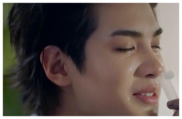 黄明昊丝毫没有耽误哭泣,为秘密越狱小组贡献了不少眼泪