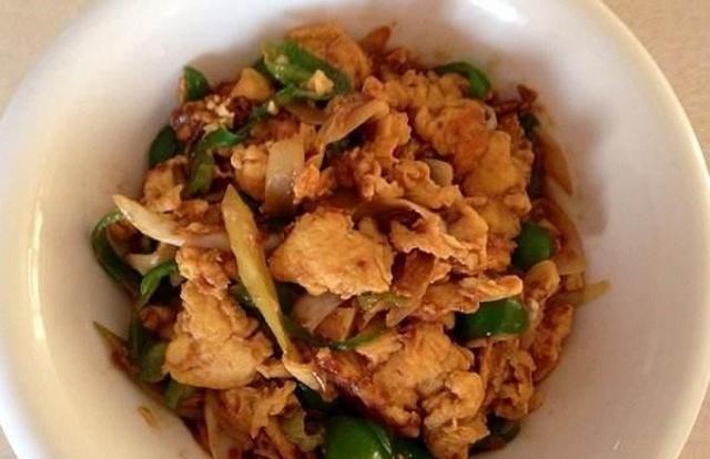 东北名菜大酱炒鸡蛋,这道菜家喻户晓,简单易做,营养价值高