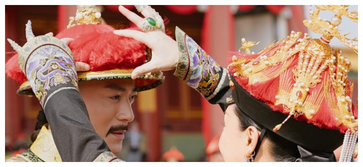 令妃:皇上你到底爱谁?乾隆尴尬又不失礼貌的微笑:朕只爱自己