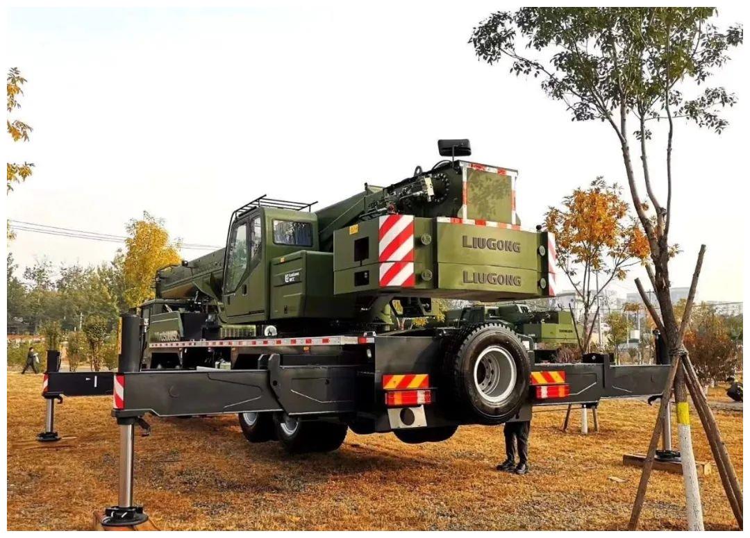 军绿款徐工qy25j柳工tc500军用吊车市场也要开始了