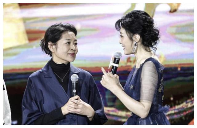 穿运动装上直播皮肤真好,气质却不及杨澜高贵__财经头条