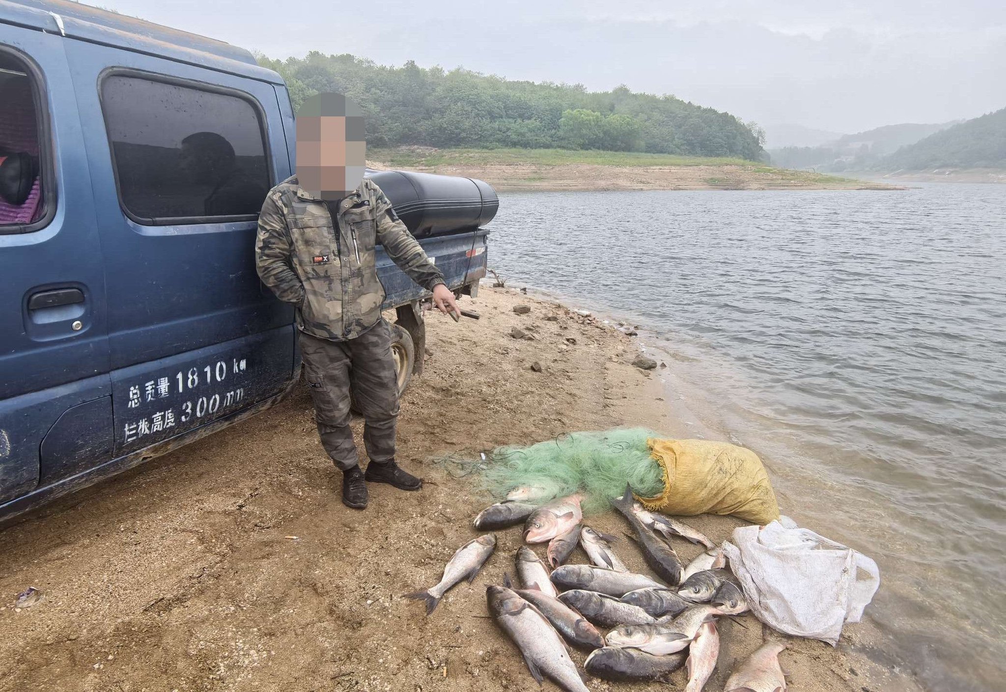 清晨亮剑！安波派出所速破水库偷鱼案