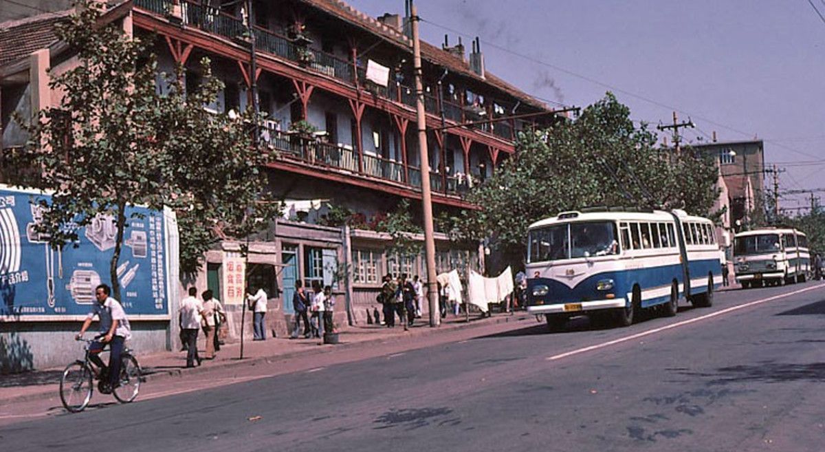 5/ 91980年代的青岛2路公共汽车.青岛公交2路为市区线路,1963年开通.