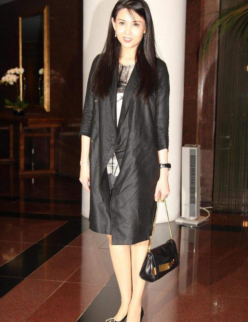 52岁邱淑贞完美转型缎面衬衫配皮裙混搭风美得婉约很优雅