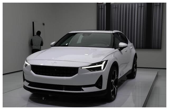 比如说它的中网外边缘形状就和吉利有相似之处.