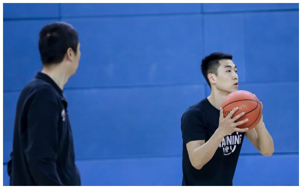 辽宁男篮出早操备战cba 丛明晨积极训练体能
