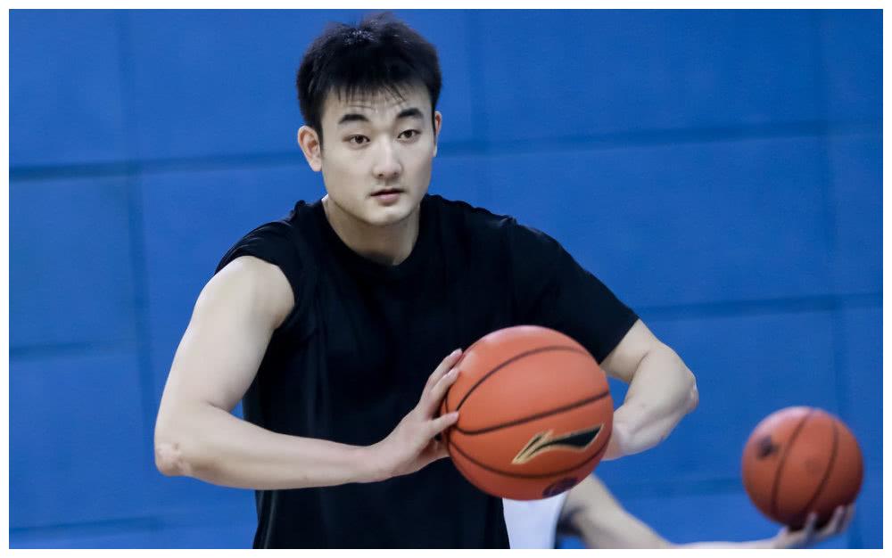 辽宁男篮出早操备战cba 丛明晨积极训练体能