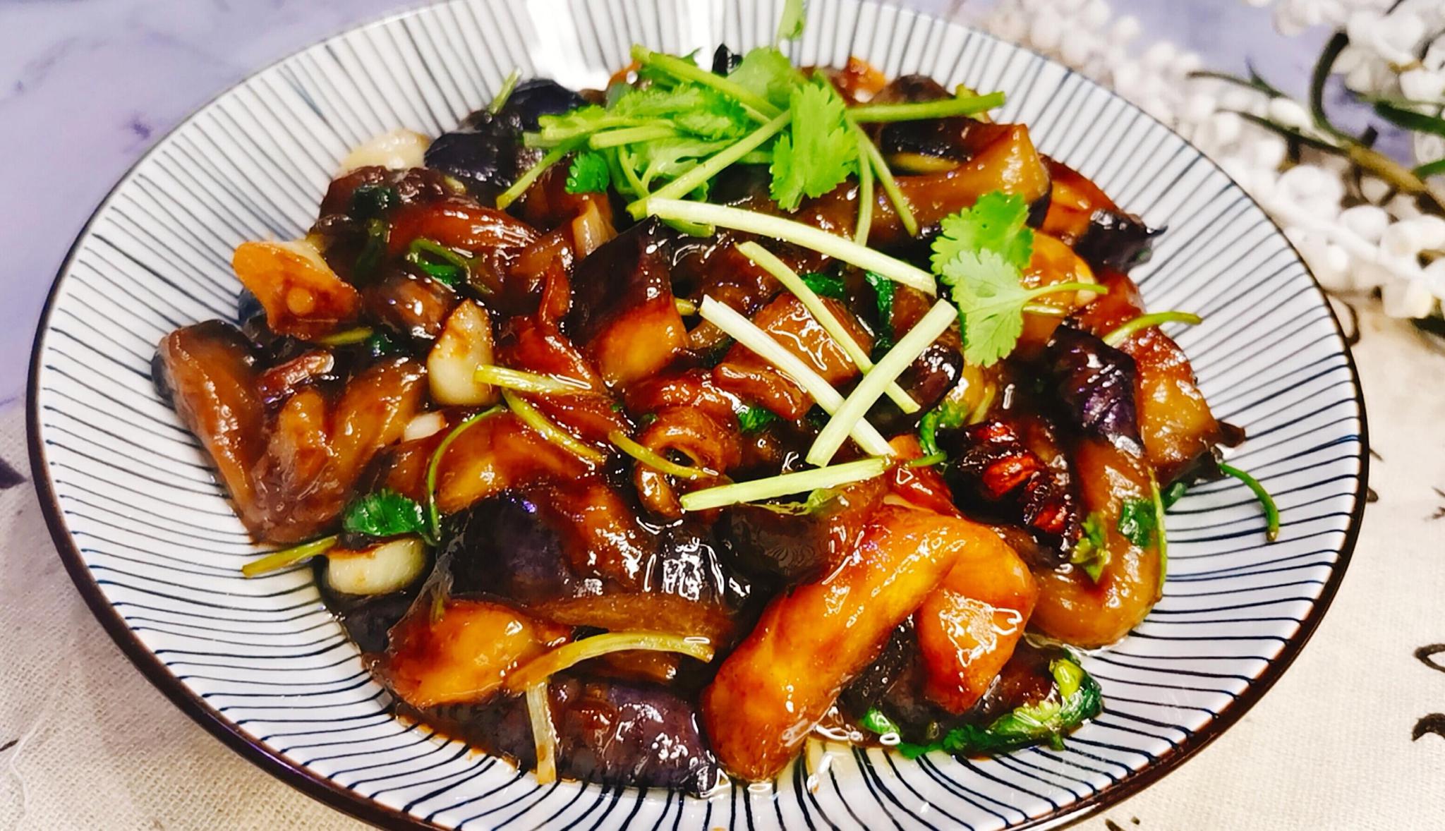 用盐腌制过的茄子,一点都不吸油,甜面酱一炒,实在太下饭了|茄子|甜面