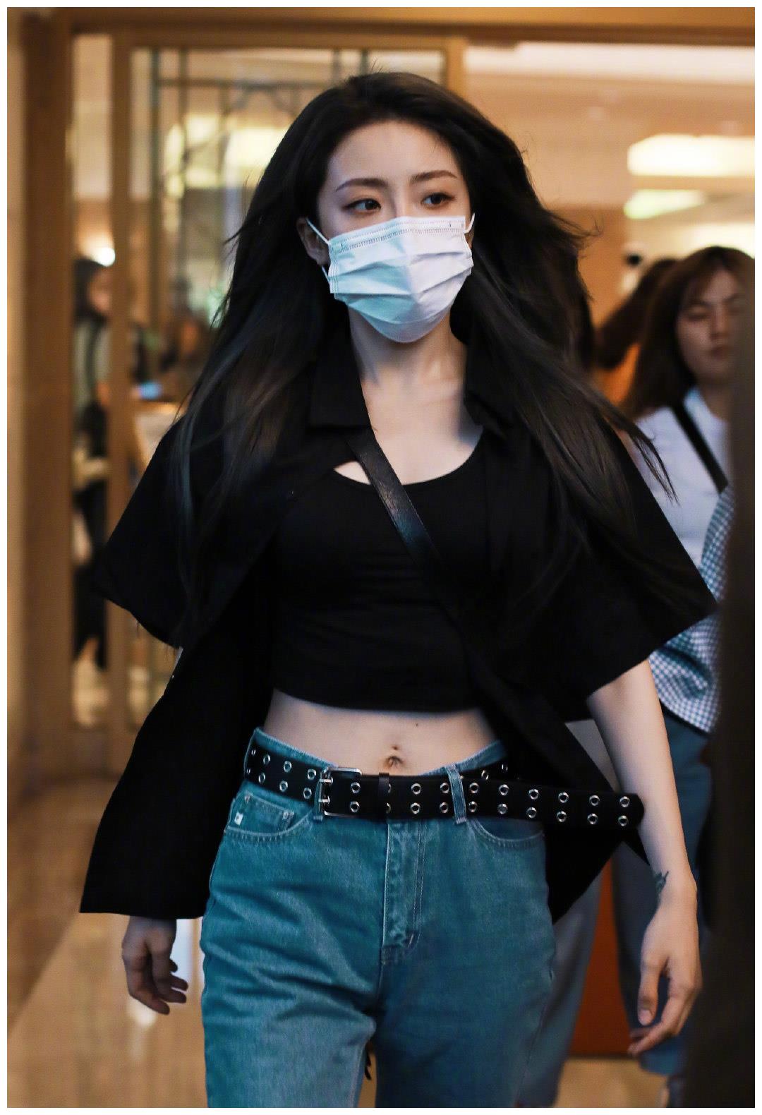 喻言是端水大师穿黑色露脐装特种兵人设上线脐钉疤痕太抢眼