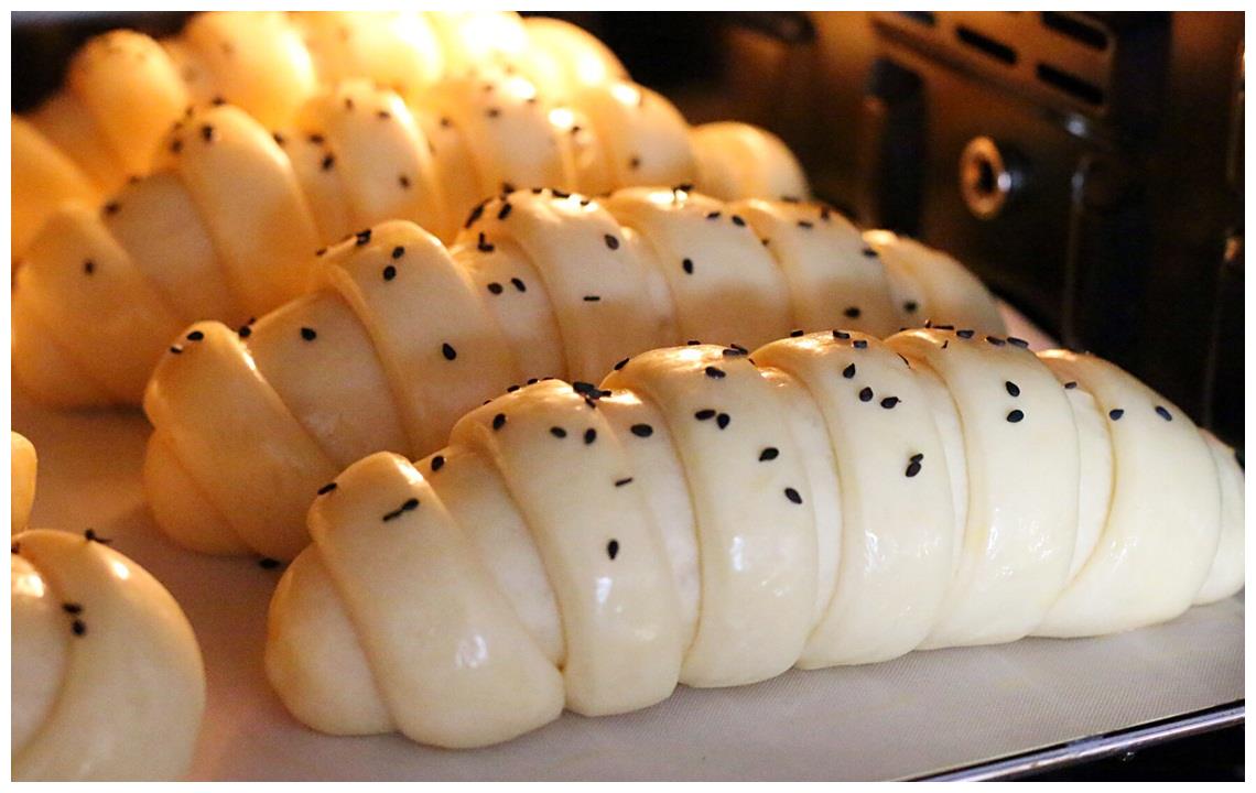 毛毛虫——肉松香肠面包