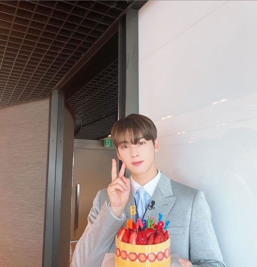 Astro车银优公开拿着蛋糕的纪念照迎接生日表示感谢 即时尚 Astro车银优公开拿着蛋糕的纪念照迎接生日表示感谢 即时尚