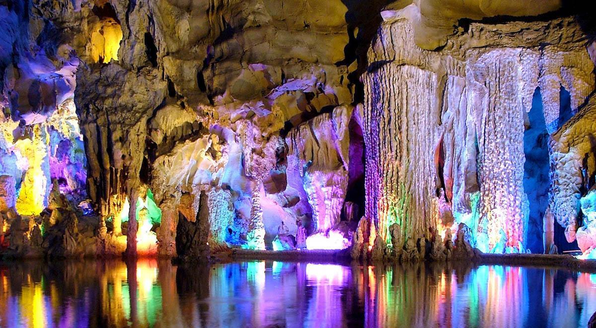 广西一座很受欢迎的溶洞,是4a景区,也是中国四大岩溶洞穴之一