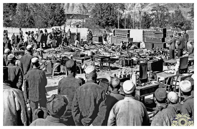 50年代批斗地主老照片:图3地主跪在批斗台上,图8百姓正在分东西