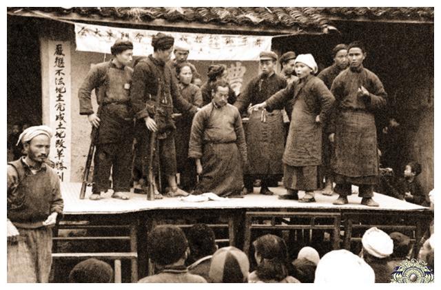 50年代批斗地主老照片:图3地主跪在批斗台上,图8百姓正在分东西|没收|地主|土地改革_新浪新闻