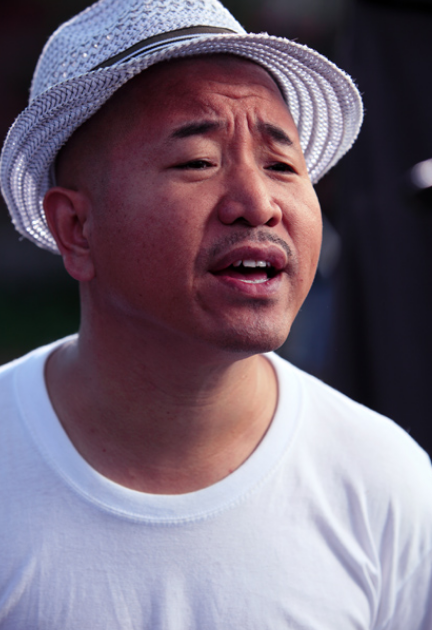 刘能被换之后王小利首次亮相,自己组了一套班子出演二人转