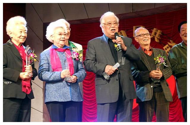 90岁于洋12岁参拍电影20岁拥抱爱情如今与91岁妻子伉俪情深