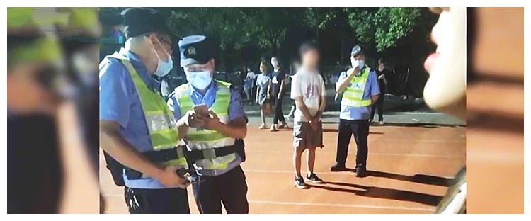 高校大一新生入学才1天,开学典礼上偷拍女生裙底,卷铺盖回家了休闲区蓝鸢梦想 - Www.slyday.coM 高校大一新生入学才1天,开学典礼上偷拍女生裙底,卷铺盖回家了休闲区蓝鸢梦想 - Www.slyday.coM