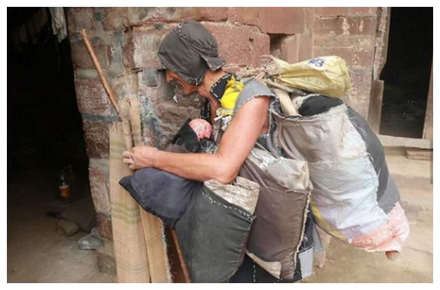 清朝状元后人苦守祖宅,无水无电靠乞讨谋生,生活艰难却过得乐意